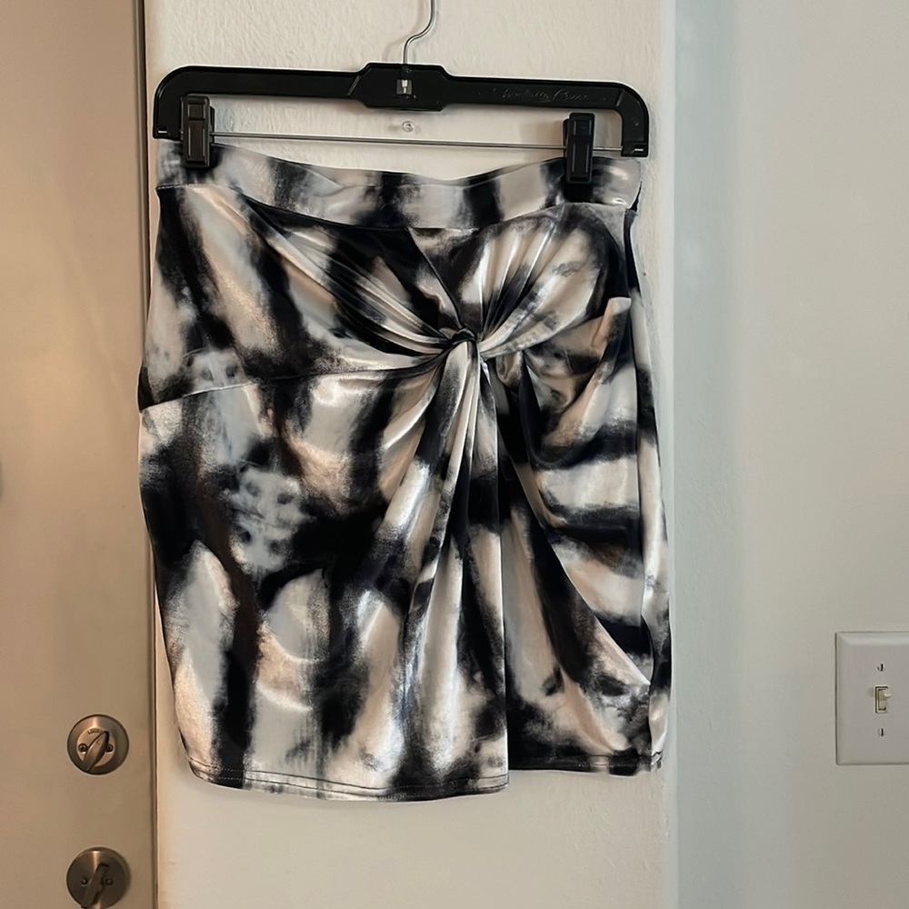 Pretty Little Thing Black and White Skirt Size 10
